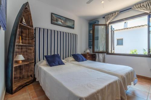 エンプリアブラバにあるEmpurialola- Casa pescador con vistas al puerto en Empuriabrava- 151のベッドルーム1室(ベッド1台、大きな窓付)