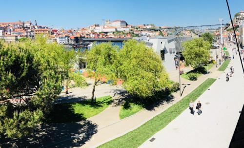 LUXURY Golden River Apartment - In the Heart of city center and wine cellars