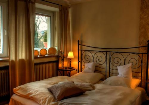 two beds in a bedroom with a window at Alte Brauerei Kasbachtal in Kasbach-Ohlenberg