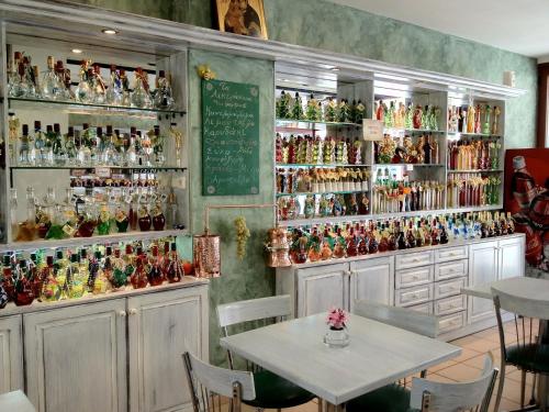 a restaurant with a table and many glass bottles at ΞεΝΩΝΑΣ ΕΞΑΡΧΟΣ in Ioannina
