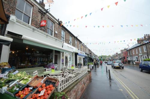 Lucy's Lodge- Most Stylish Apartment On Vibrant Bishy Road with Free Parking photo 16