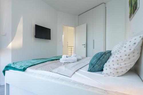 A bed or beds in a room at Apartments Tomana