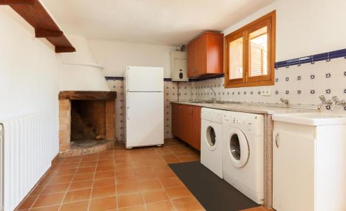 A kitchen or kitchenette at Almadrava