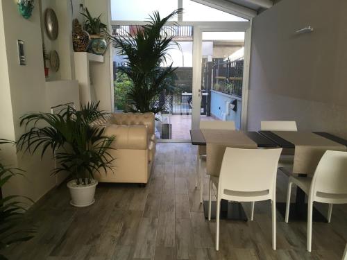 a dining room with a table and chairs at Kalaskiso' in Giardini Naxos