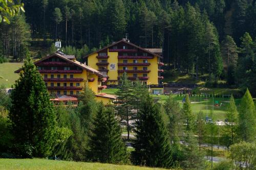 テーゼロにあるHotel Shandranjの木の茂る畑の中のホテル