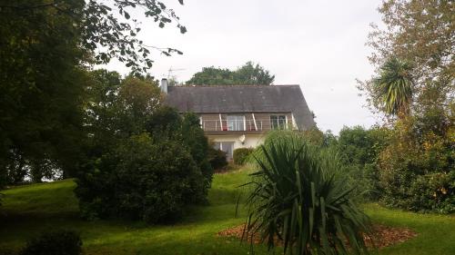 una casa en medio de un patio verde en Kerprimel, en Saint-Thois