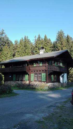 a large wooden building with a lot of windows at Apartment Chalet Kladska in Mariánské Lázně