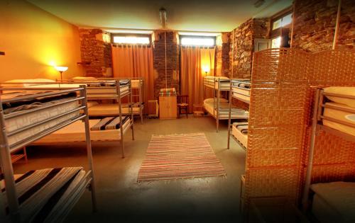 Una habitación con un montón de literas. en Albergue San Lázaro, en Sarria