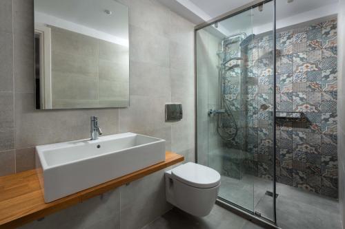 Ett badrum på Lindos Heart Apartments