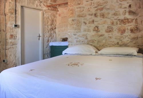 Un pat sau paturi într-o cameră la Il Trullo di Nonna Enza