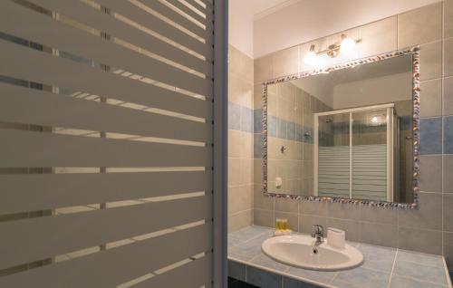 bagno con lavandino e specchio di Malion Rooms ad Adámas