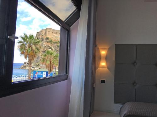 a room with a window with a view of the beach at BB Oasis in Scilla