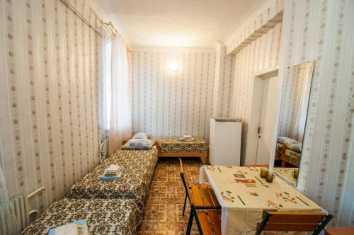 pokój z dwoma łóżkami i stołem w obiekcie Baza otdiha Svetlaya w mieście Teodozja