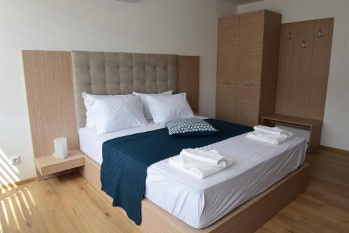 A bed or beds in a room at Hotel Active Apartments