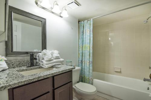 Kamar mandi di Luxury Shorewalk Water Front 2 Bedroom 2 Bathroom 3Mins IMG 5 Mins Beach