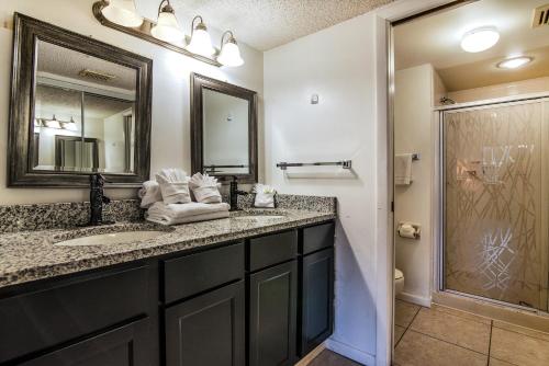 Gallery image of Luxury Shorewalk Water Front 2 Bedroom 2 Bathroom 3Mins IMG 5 Mins Beach in Bradenton Beach