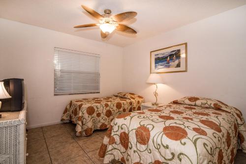a bedroom with a bed and a ceiling fan at Luxury Shorewalk Water Front 2 Bedroom 2 Bathroom 3Mins IMG 5 Mins Beach in Bradenton Beach