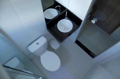 an overhead view of a bathroom with two sinks and a toilet at Hotel Macapaba in Macapá