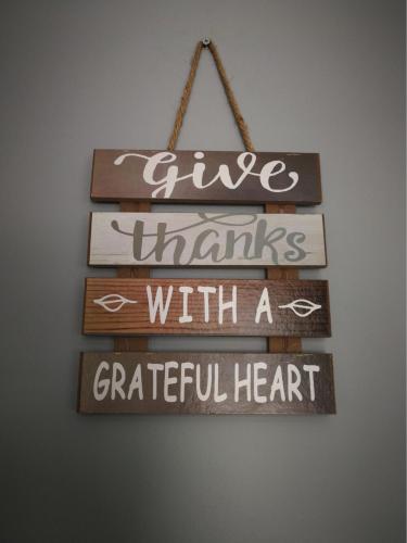 a sign that says give thanks with a grateful heart at Arianna Homestay in Pasir Gudang
