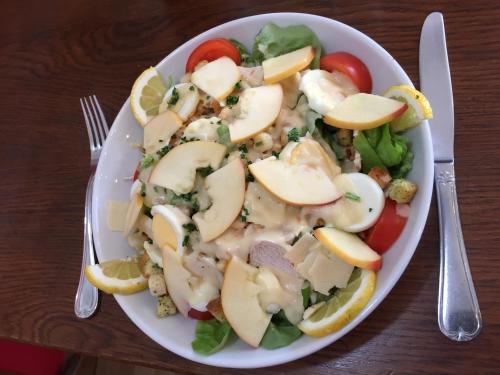 a plate of food with a salad with fruit and vegetables at Villa Motel in Stenay