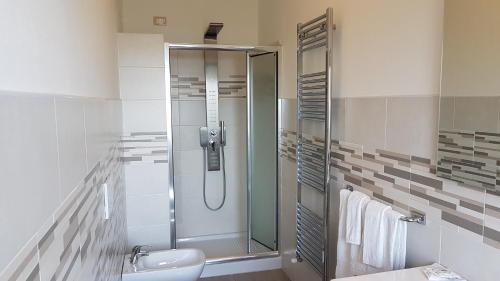 a bathroom with a shower and a toilet at Amelia Dream View Hotel in Momigno