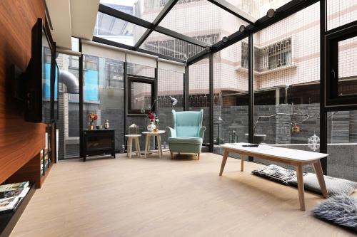 un soggiorno con un divano e un tavolo di Greenight Hotel a Taichung