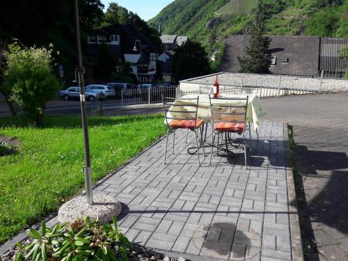 a table and chairs sitting on a brick patio at Ferienhaus Jobelius in Beilstein