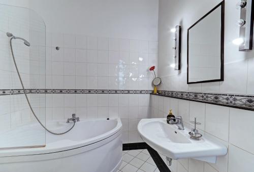 プラハにあるHistoric Centre Apartments IVのバスルーム(トイレ、洗面台、鏡付)