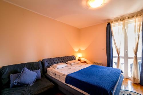 Un pat sau paturi într-o cameră la Apartment Savin
