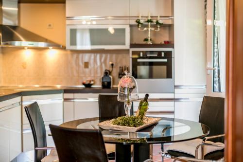 una cocina con una mesa de cristal con una botella. en Apartment Savin, en Herceg-Novi