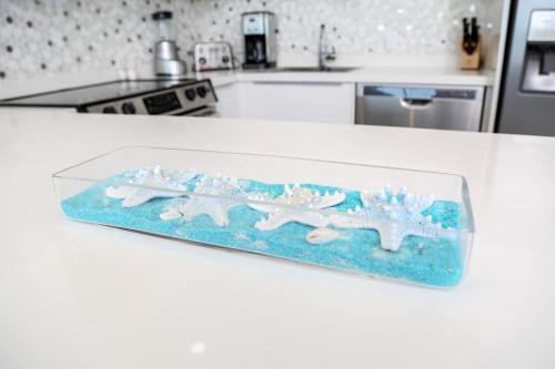a tray with two sandicans on a counter in a kitchen at Blue Residences in Palm-Eagle Beach