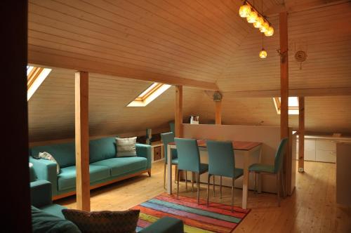 Ruang duduk di Ema Artistic House