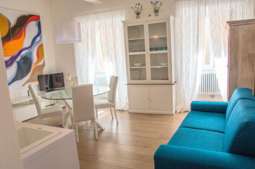 uma sala de estar com um sofá azul e uma mesa em Appartamenti San Pietro em Perugia