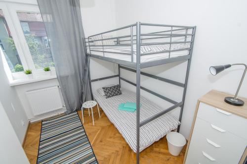 グダニスクにあるUWH Hostelの二段ベッド、デスクが備わるドミトリールームのベッド1台分です。