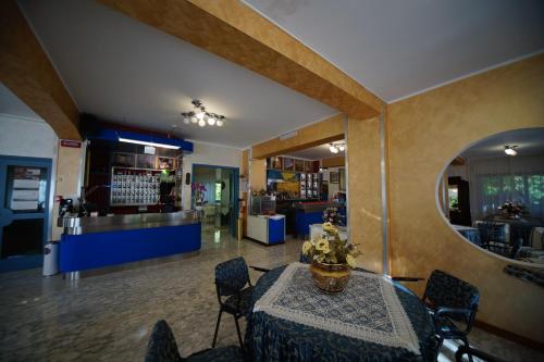 King Hotelにあるレストランまたは飲食店