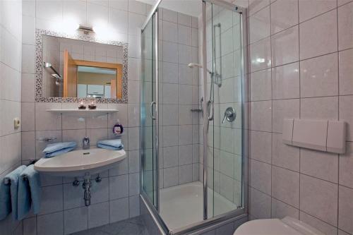 菲斯的住宿－Apart Faldershof，带淋浴、盥洗盆和卫生间的浴室
