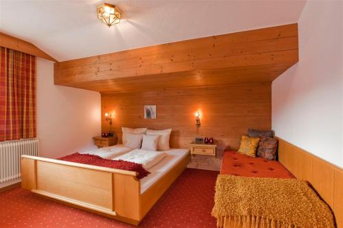 ein Schlafzimmer mit einem großen Bett in einem Zimmer in der Unterkunft Apart Faldershof in Fiss