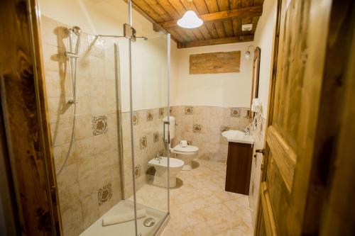 y baño con ducha, aseo y lavamanos. en La Fornasetta, en Milán