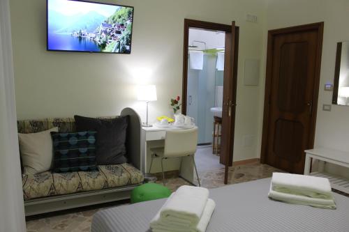 TV a/nebo společenská místnost v ubytování La Chiave Rossa B&B