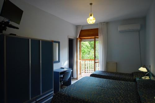 Tempat tidur dalam kamar di King Hotel