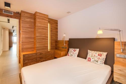 トッサ・デ・マールにあるTossa de Mar Beachの木製の壁のベッドルーム1室(ベッド1台付)