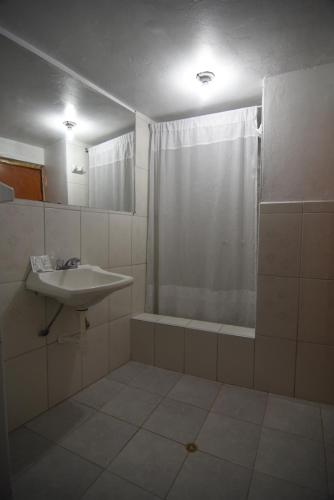 un bagno con lavandino e doccia di Tambo Cusco Inn a Cuzco