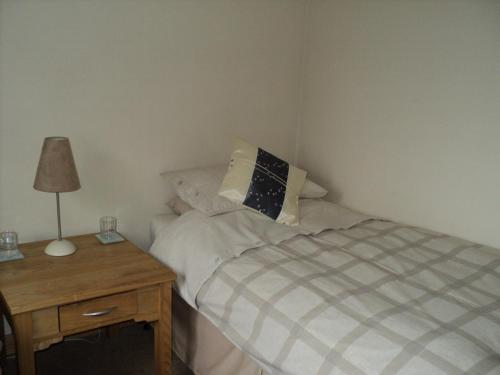 A bed or beds in a room at Maple Lodge 