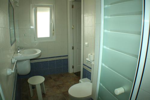 y baño con aseo y lavamanos. en El Rincón de Isabel, en Conil de la Frontera