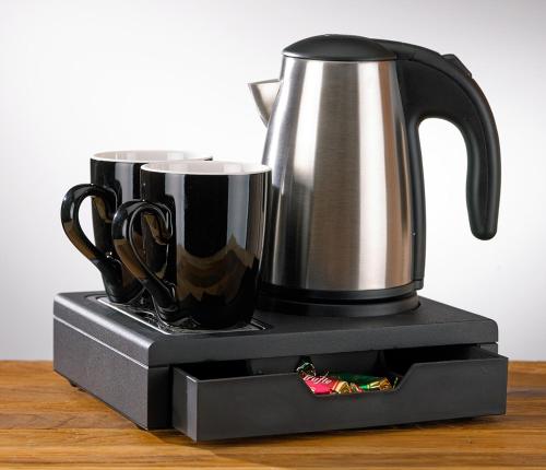 a coffee maker with two cups on a table at Aura - Hotel & Restaurant & Sauna in Zielona Góra