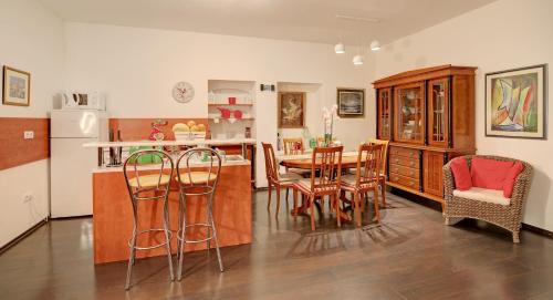 a kitchen and dining room with a table and chairs at Apartment La Vida in Dubrovnik