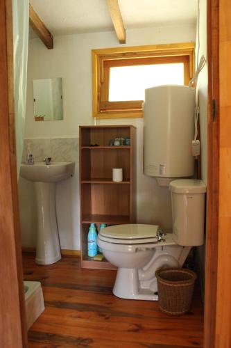 a bathroom with a toilet and a sink at Remanso Andino in Palena