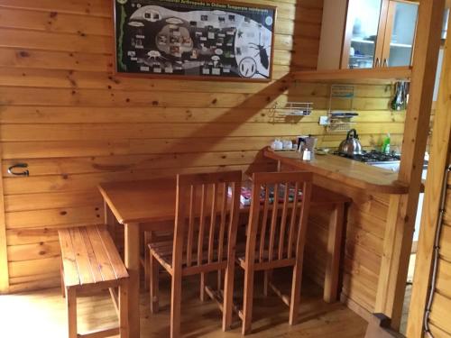 comedor con mesa de madera y sillas en Don Guillermo Cabins, en Las Trancas