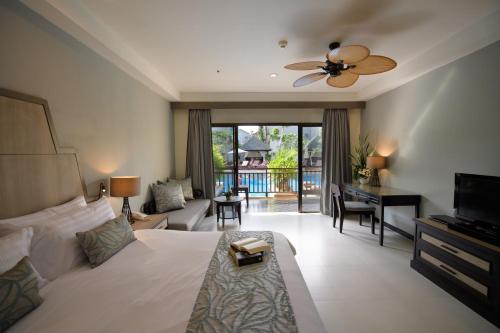 Кровать или кровати в номере Krabi La Playa Resort