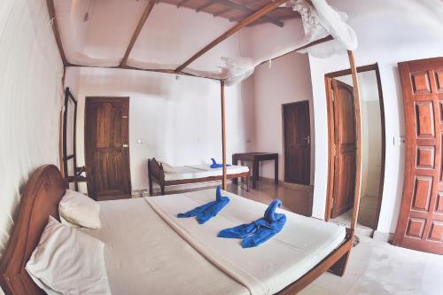 Una cama o camas en una habitación de Rupa's Hotel